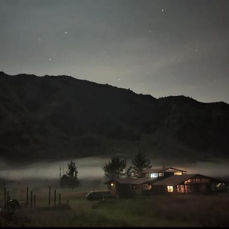 El Castillo Del Lobo Pululahua Bed & Breakfast กีโต ภายนอก รูปภาพ