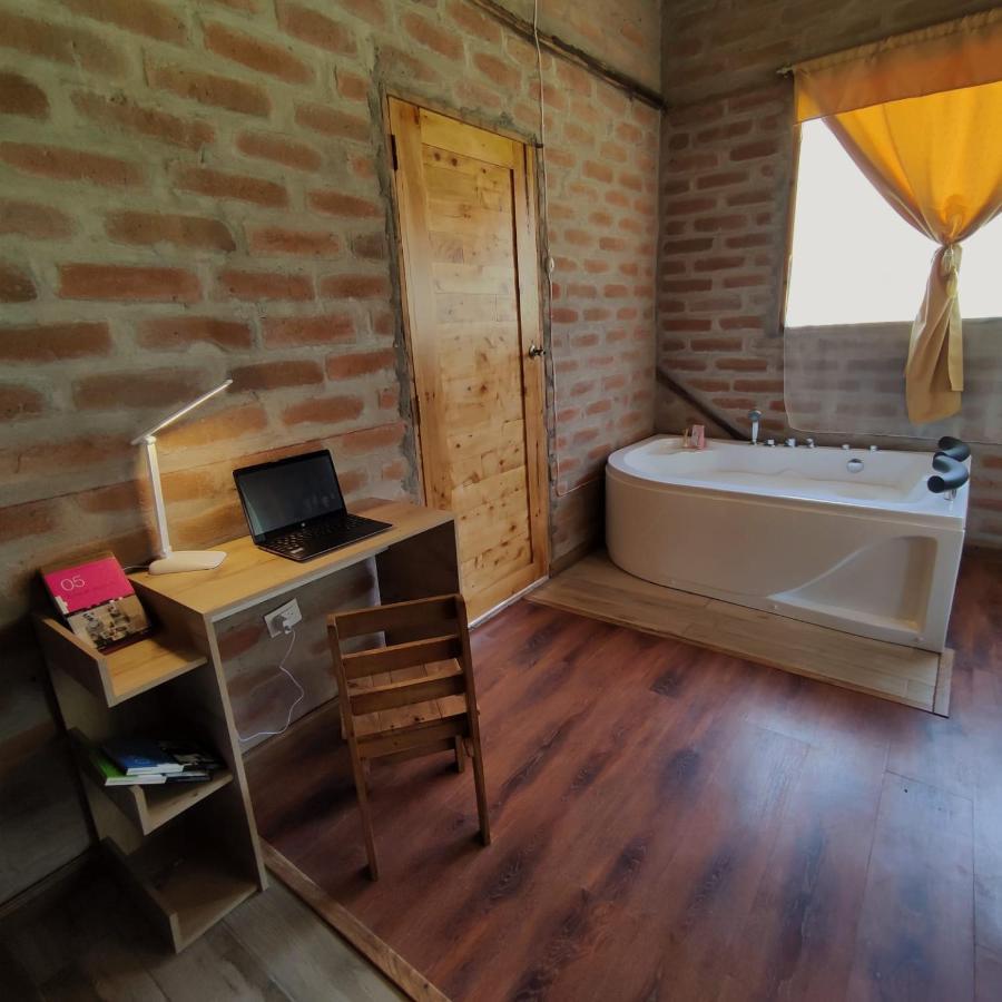 El Castillo Del Lobo Pululahua Bed & Breakfast กีโต ภายนอก รูปภาพ