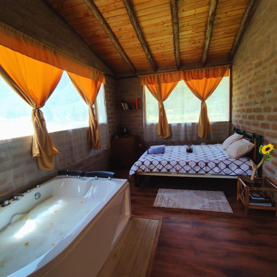 El Castillo Del Lobo Pululahua Bed & Breakfast กีโต ภายนอก รูปภาพ